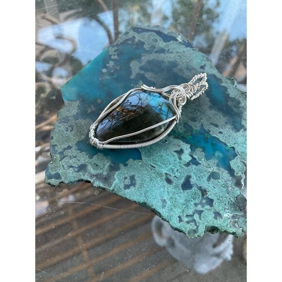 Handcrafted Labradorite Pendant - Picture 7 of 10